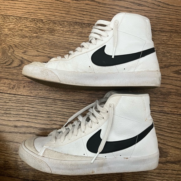 Nike Youth Classic White and Black Sneakers - Picture 4 of 6